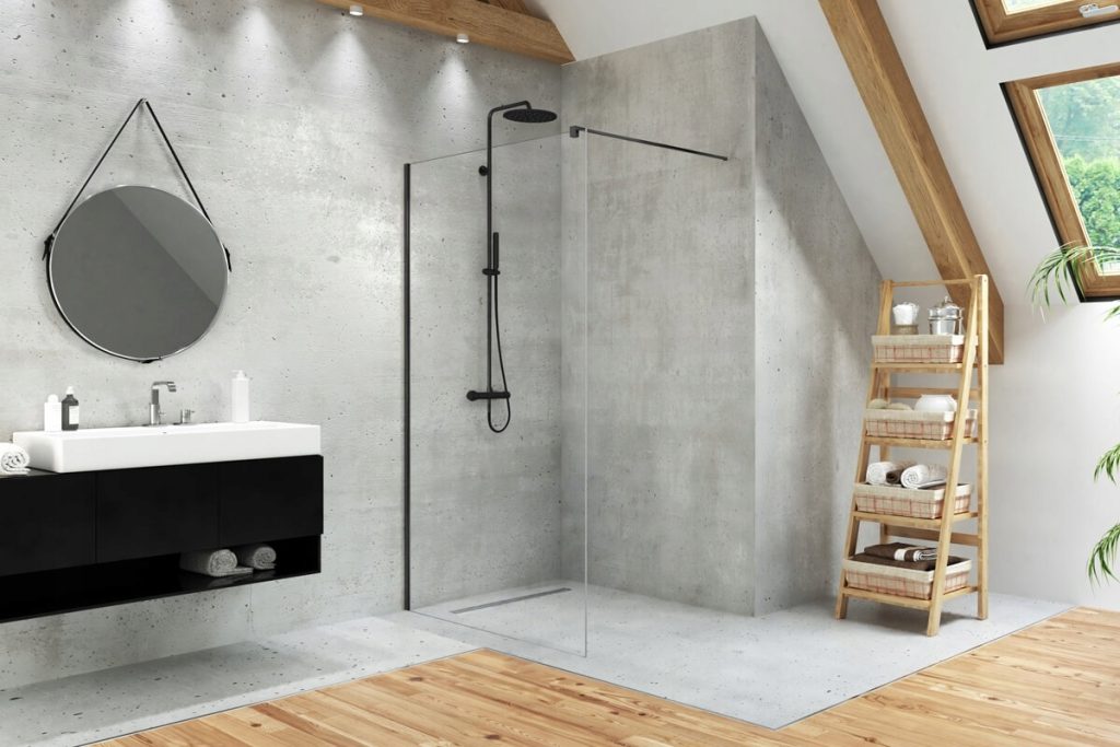 Een douchecabine zonder douchebak en deuren bespaart ruimte.